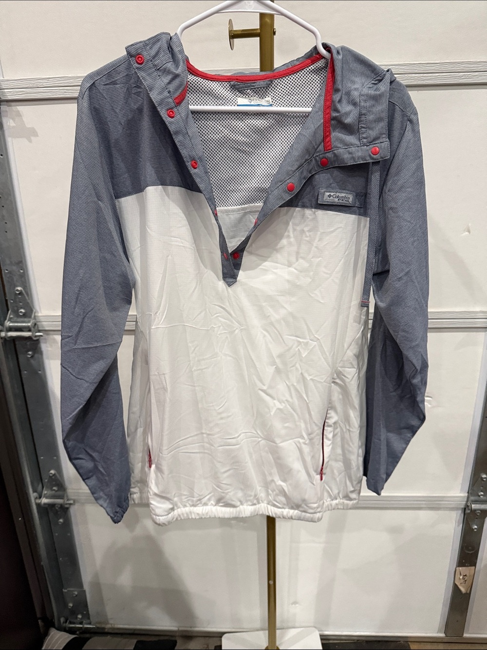 Columbia Men’s White and Gray/ blue Pullover Windbreaker with Red Accents